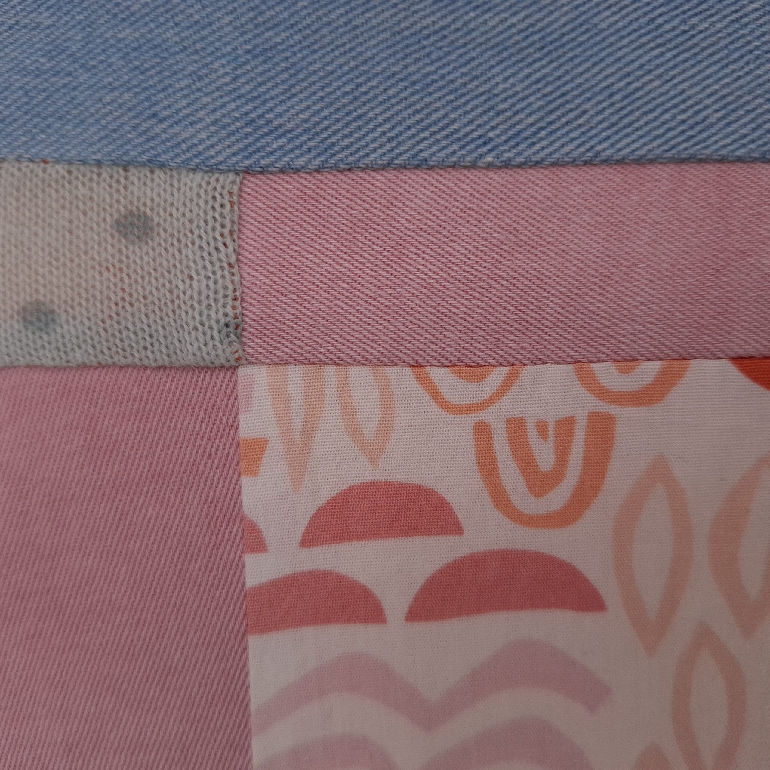 Patchwork Detail Nadine Miesenburg, Blauzone - Trauer begleiten, Erinnerung gestalten, Textilgestaltung aus Stoffen mit Erinnerungen von Verstorbenen