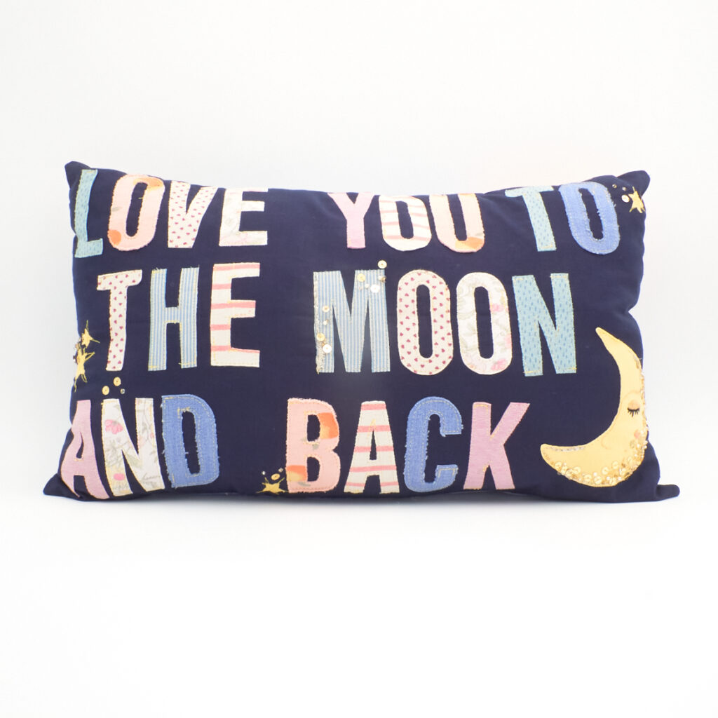 Kissen Love you to the moon and back Nadine Miesenburg, Blauzone - Trauer begleiten, Erinnerung gestalten, Textilgestaltung aus Stoffen mit Erinnerungen von Verstorbenen