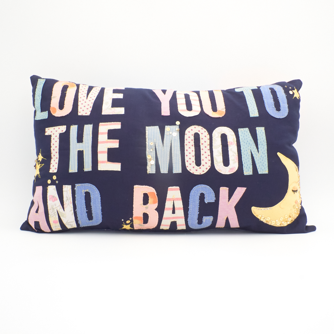 Kissen Love you to the nmoon and back Nadine Miesenburg, Blauzone - Trauer begleiten, Erinnerung gestalten, Textilgestaltung aus Stoffen mit Erinnerungen von Verstorbenen