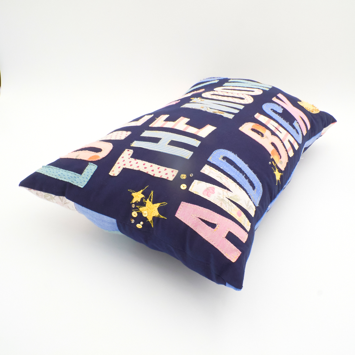 Kissen "Love you to the moon and back" Nadine Miesenburg, Blauzone - Trauer begleiten, Erinnerung gestalten, Textilgestaltung aus Stoffen mit Erinnerungen von Verstorbenen
