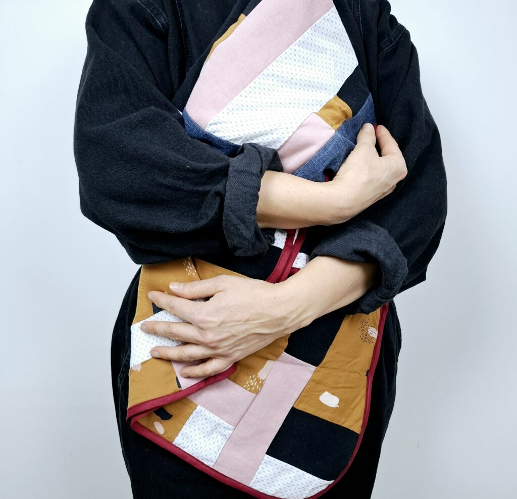 Homepage Einschlagdecke Umarmung
Nadine Miesenburg, Blauzone Textilgestaltung aus Stoffen mit Erinnerungen, Trauerbegleitung, Erinnerungsarbeit,
Kleidung von Verstorbenen. In Zeiten von Trauer und Verlust zum Trösten und Erinnern.