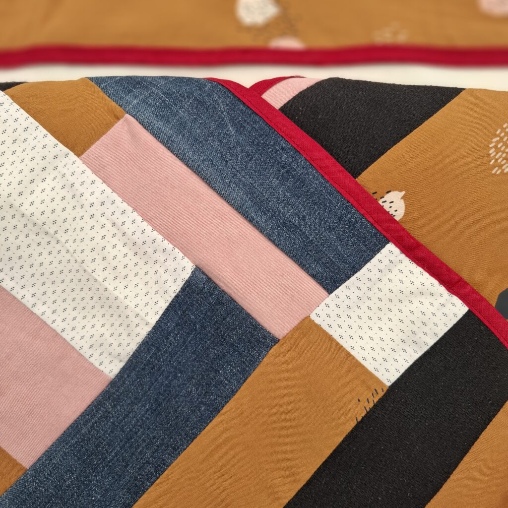 Homepage Einschlagdecke Detail 3
Nadine Miesenburg, Blauzone Textilgestaltung aus Stoffen mit Erinnerungen, Trauerbegleitung, Erinnerungsarbeit,
Kleidung von Verstorbenen. In Zeiten von Trauer und Verlust zum Trösten und Erinnern.