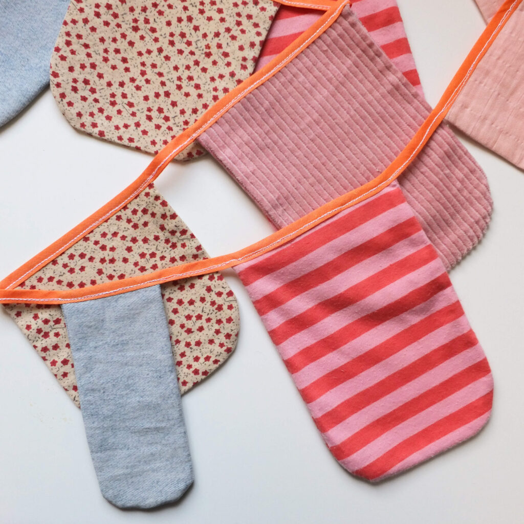 Galerie Wimpelkette, Individuelle Erinnerungsstücke und Trost aus Stoff aus Kleidung von Verstorbenen und geliebten Fellnasen. Nadine Miesenburg von der Blauzone