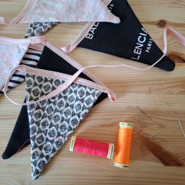 Homepage Anhänger Buchstabe
Nadine Miesenburg, Blauzone Textilgestaltung aus Stoffen mit Erinnerungen, Trauerbegleitung, Erinnerungsarbeit,
Kleidung von Verstorbenen. In Zeiten von Trauer und Verlust zum Trösten und Erinnern.