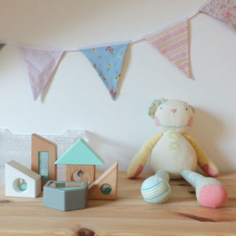 Homepage Anhänger Buchstabe
Nadine Miesenburg, Blauzone Textilgestaltung aus Stoffen mit Erinnerungen, Trauerbegleitung, Erinnerungsarbeit,
Kleidung von Verstorbenen. In Zeiten von Trauer und Verlust zum Trösten und Erinnern.