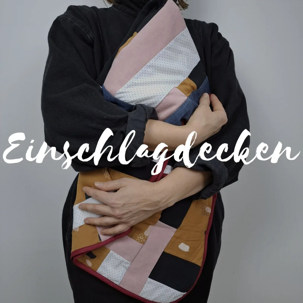 Homepage Produktseite Einschlagdecken
Nadine Miesenburg, Blauzone Textilgestaltung aus Stoffen mit Erinnerungen, Trauerbegleitung, Erinnerungsarbeit,
Kleidung von Verstorbenen. In Zeiten von Trauer und Verlust zum Trösten und Erinnern.