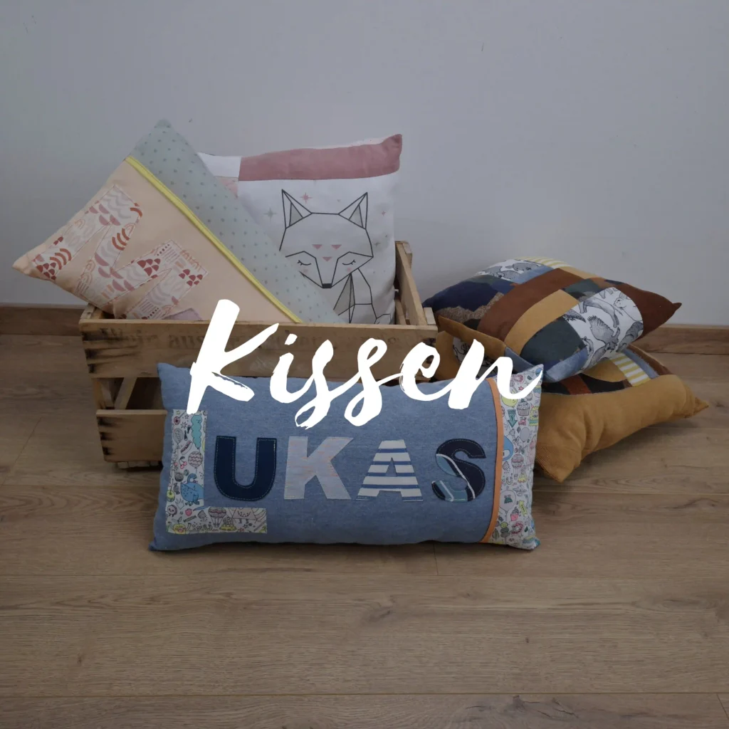 Homepage Produktseite Kissen
Nadine Miesenburg, Blauzone Textilgestaltung aus Stoffen mit Erinnerungen, Trauerbegleitung, Erinnerungsarbeit,
Kleidung von Verstorbenen. In Zeiten von Trauer und Verlust zum Trösten und Erinnern.