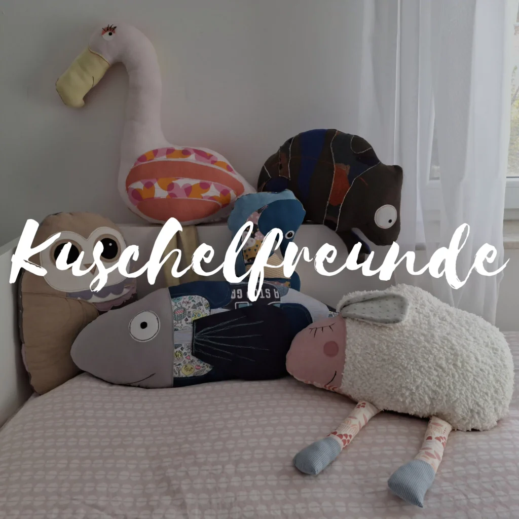 Homepage Produktseite Kuschelfreunde
Nadine Miesenburg, Blauzone Textilgestaltung aus Stoffen mit Erinnerungen, Trauerbegleitung, Erinnerungsarbeit,
Kleidung von Verstorbenen. In Zeiten von Trauer und Verlust zum Trösten und Erinnern.