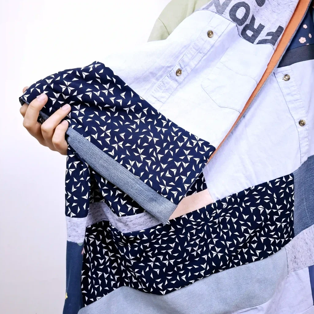 Homepage Produkt Patchworkdecke Detail
Nadine Miesenburg, Blauzone Textilgestaltung aus Stoffen mit Erinnerungen, Trauerbegleitung, Erinnerungsarbeit,
Kleidung von Verstorbenen. In Zeiten von Trauer und Verlust zum Trösten und Erinnern.