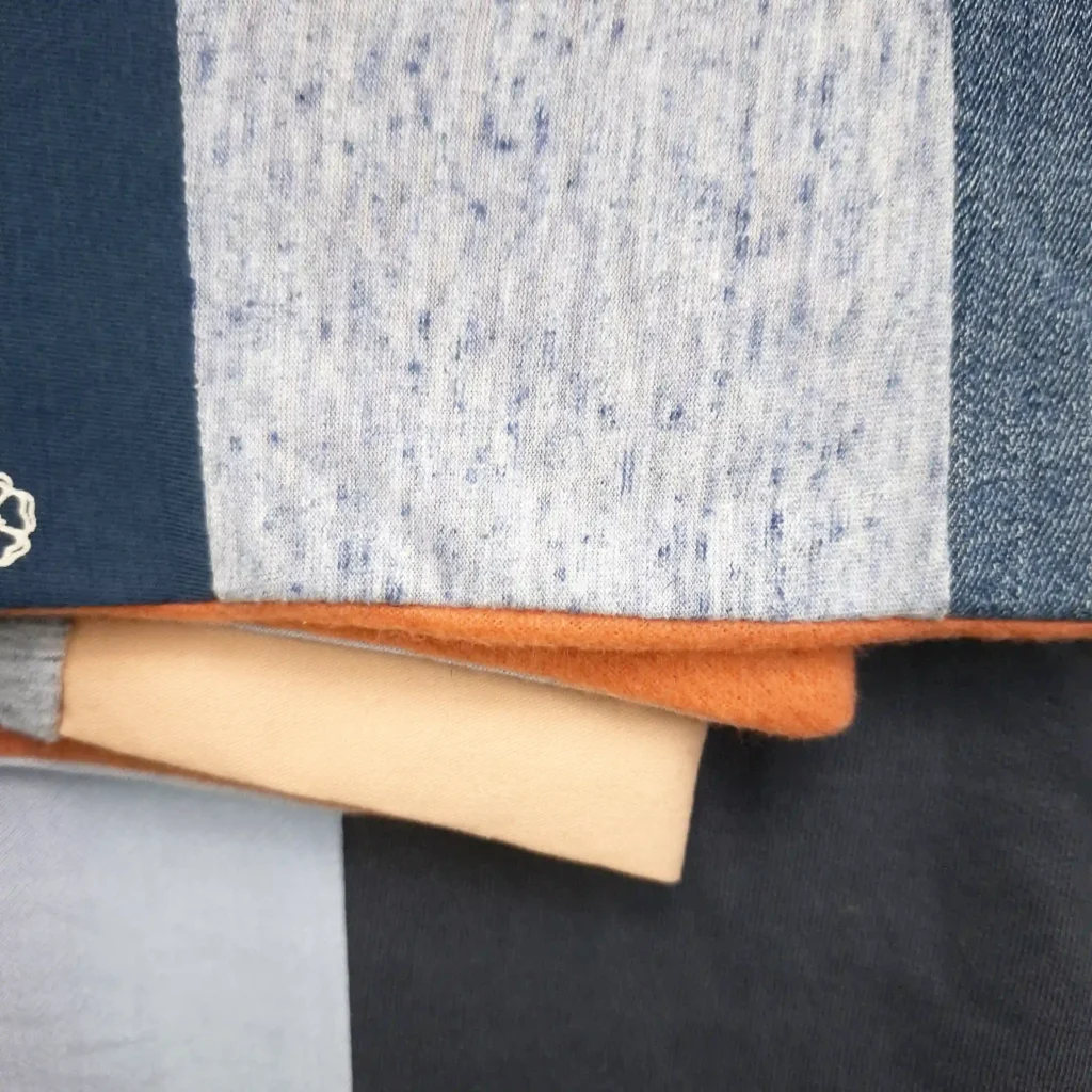 Homepage Produkt Patchworkdecke2
Nadine Miesenburg, Blauzone Textilgestaltung aus Stoffen mit Erinnerungen, Trauerbegleitung, Erinnerungsarbeit,
Kleidung von Verstorbenen. In Zeiten von Trauer und Verlust zum Trösten und Erinnern.