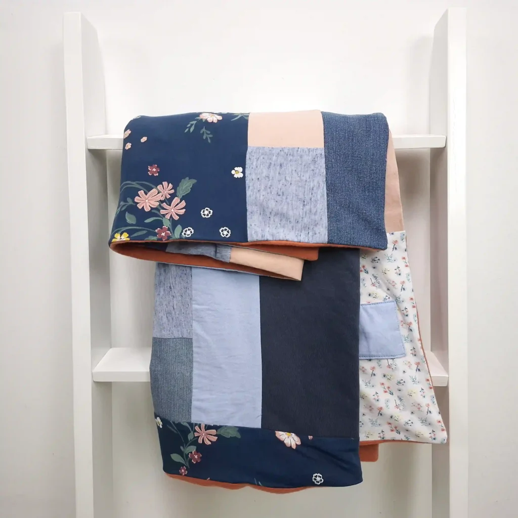 Homepage Produkt Patchworkdecke
Nadine Miesenburg, Blauzone Textilgestaltung aus Stoffen mit Erinnerungen, Trauerbegleitung, Erinnerungsarbeit,
Kleidung von Verstorbenen. In Zeiten von Trauer und Verlust zum Trösten und Erinnern.