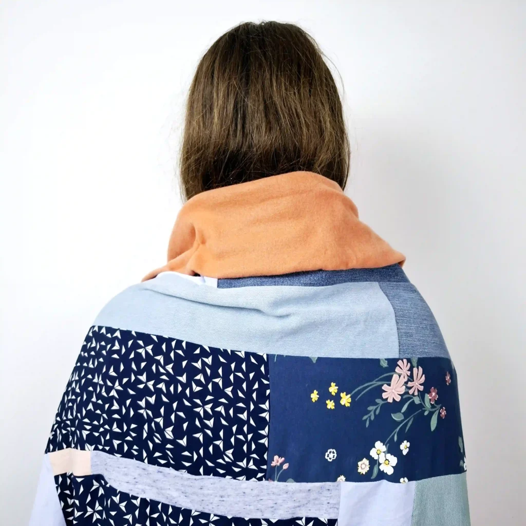 Homepage Patchworkdecke Rückseite
Nadine Miesenburg, Blauzone Textilgestaltung aus Stoffen mit Erinnerungen, Trauerbegleitung, Erinnerungsarbeit,
Kleidung von Verstorbenen. In Zeiten von Trauer und Verlust zum Trösten und Erinnern.