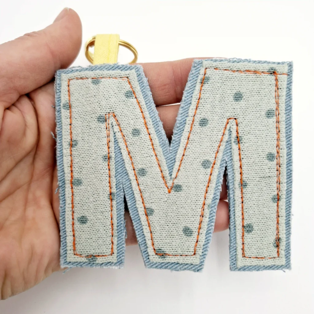 Nadine Miesenburg, Blauzone - Trauer begleiten, Erinnerung gestalten, Textilgestaltung aus Stoffen mit Erinnerungen, Kleidung von Verstorbenen