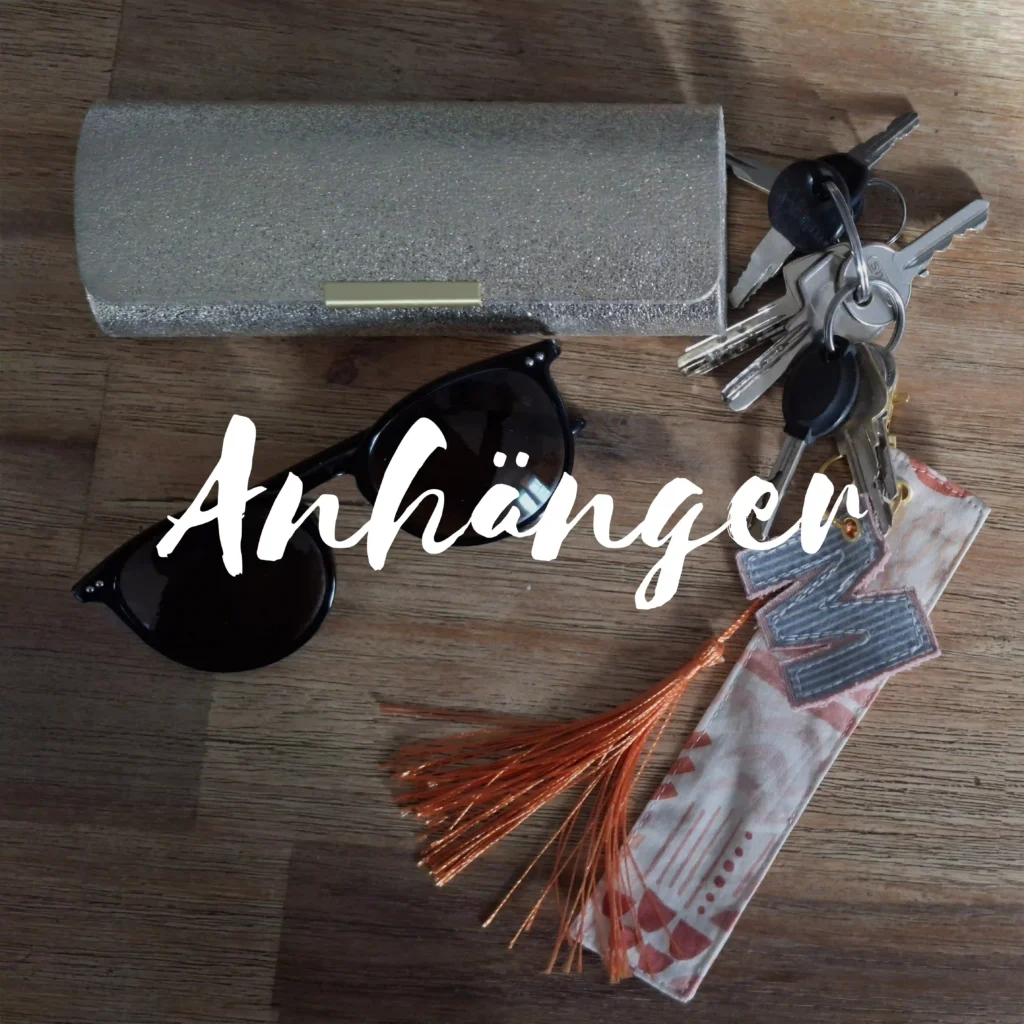 Homepage Produktseite Anhänger
Nadine Miesenburg, Blauzone Textilgestaltung aus Stoffen mit Erinnerungen, Trauerbegleitung, Erinnerungsarbeit,
Kleidung von Verstorbenen. In Zeiten von Trauer und Verlust zum Trösten und Erinnern.