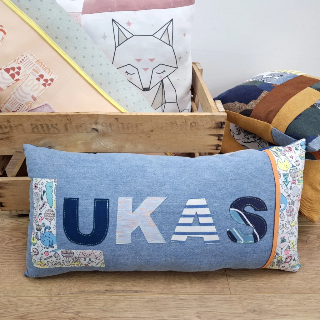 Homepage Startseite Kissen Namen
Nadine Miesenburg, Blauzone Textilgestaltung aus Stoffen mit Erinnerungen, Trauerbegleitung, Erinnerungsarbeit,
Kleidung von Verstorbenen. In Zeiten von Trauer und Verlust zum Trösten und Erinnern.