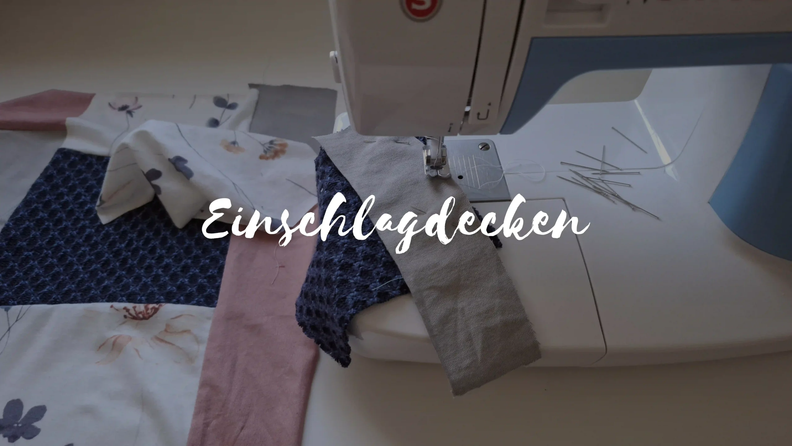 Homepage Titel Einschlagdecken
Nadine Miesenburg, Blauzone Textilgestaltung aus Stoffen mit Erinnerungen, Trauerbegleitung, Erinnerungsarbeit,
Kleidung von Verstorbenen. In Zeiten von Trauer und Verlust zum Trösten und Erinnern.