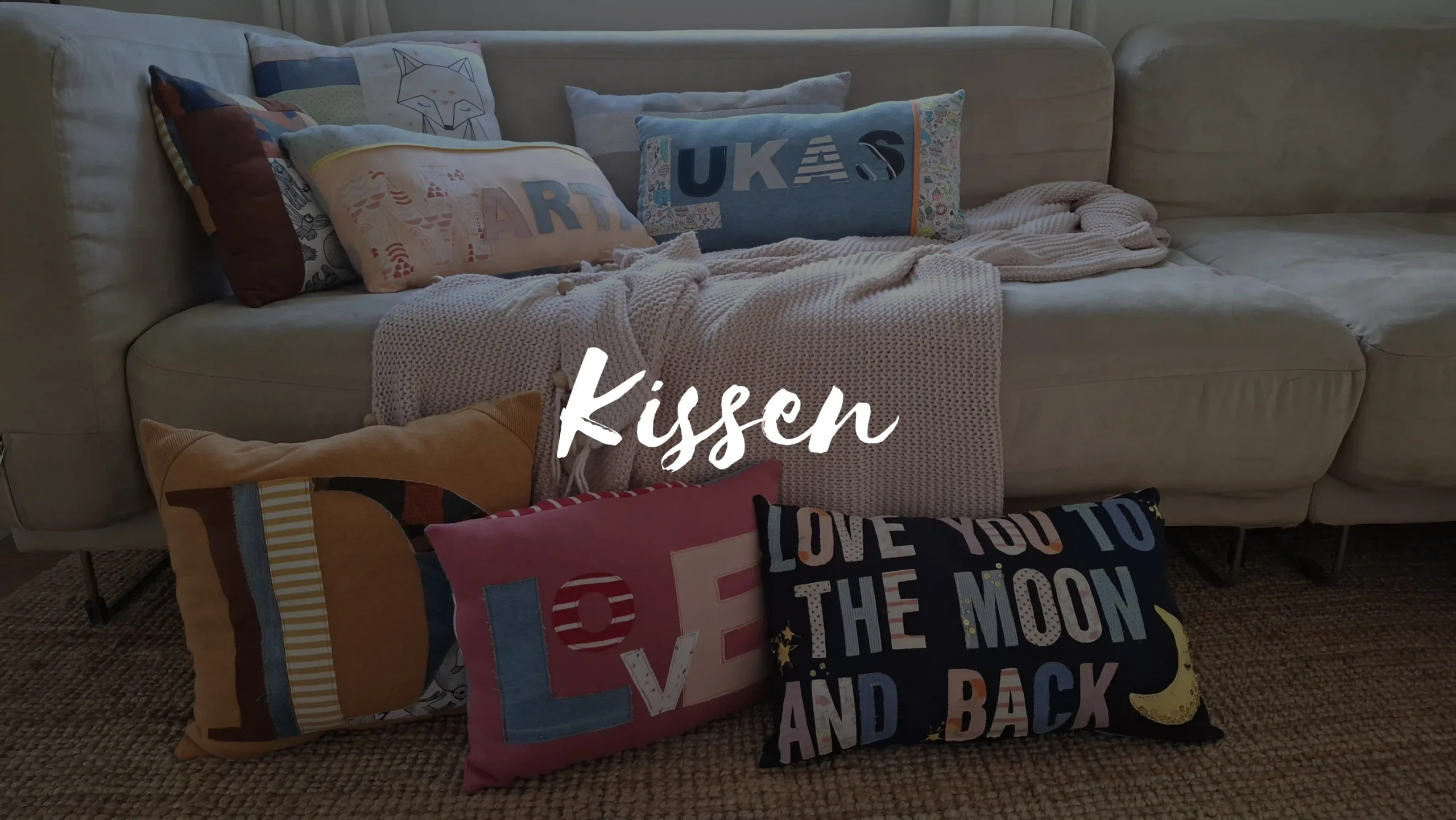 Homepage Titel Kissen
Nadine Miesenburg, Blauzone Textilgestaltung aus Stoffen mit Erinnerungen, Trauerbegleitung, Erinnerungsarbeit,
Kleidung von Verstorbenen. In Zeiten von Trauer und Verlust zum Trösten und Erinnern.