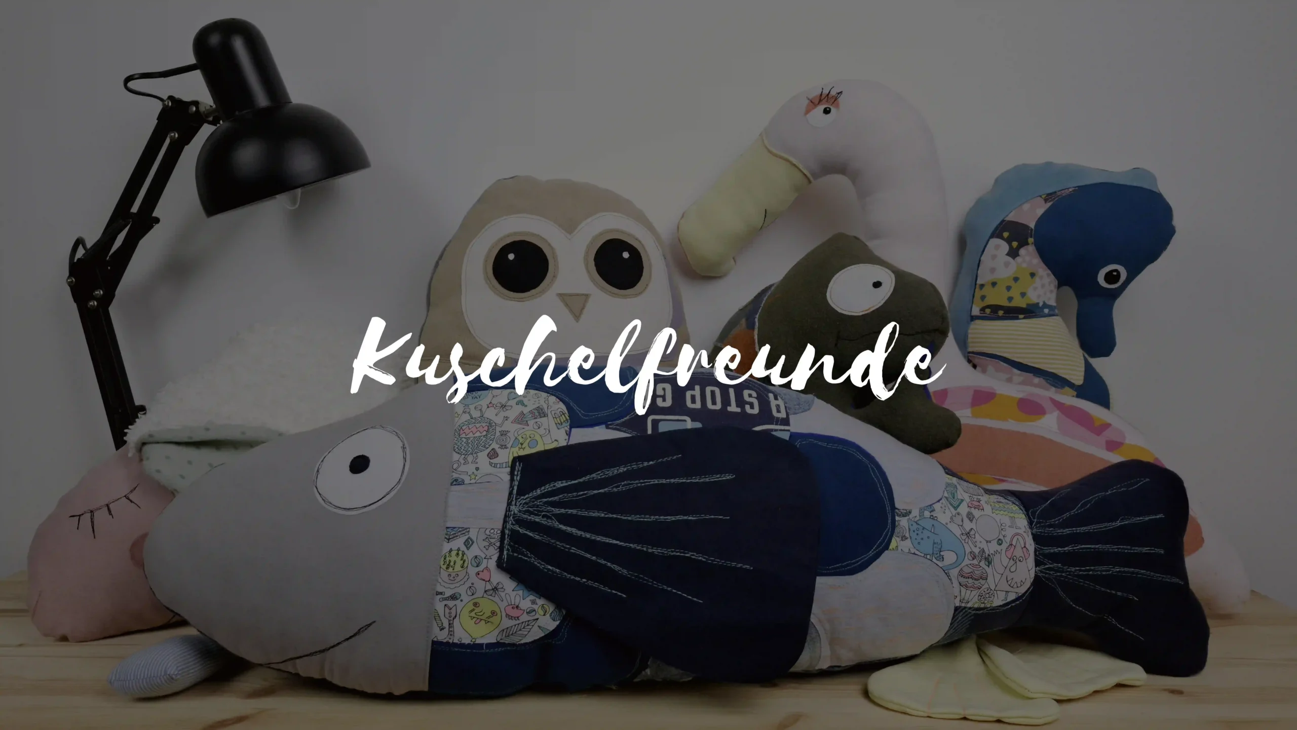 Homepage Titelbild Kuschelfreunde
Nadine Miesenburg, Blauzone Textilgestaltung aus Stoffen mit Erinnerungen, Trauerbegleitung, Erinnerungsarbeit,
Kleidung von Verstorbenen. In Zeiten von Trauer und Verlust zum Trösten und Erinnern.