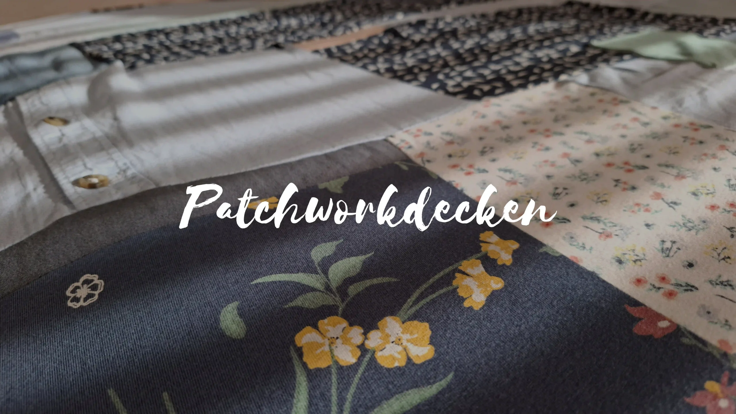 Homepage Titelbild Patchworkdecke
Nadine Miesenburg, Blauzone Textilgestaltung aus Stoffen mit Erinnerungen, Trauerbegleitung, Erinnerungsarbeit,
Kleidung von Verstorbenen. In Zeiten von Trauer und Verlust zum Trösten und Erinnern.