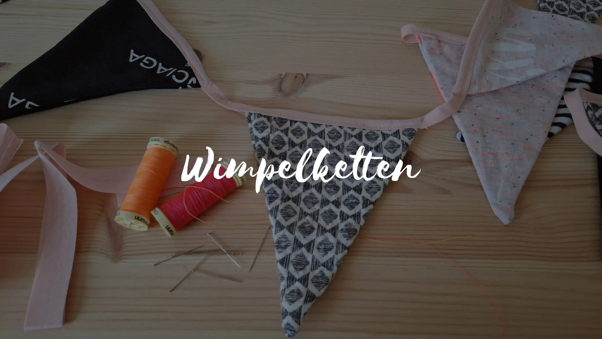 Homepage Titel Wimpelkette
Nadine Miesenburg, Blauzone Textilgestaltung aus Stoffen mit Erinnerungen, Trauerbegleitung, Erinnerungsarbeit,
Kleidung von Verstorbenen. In Zeiten von Trauer und Verlust zum Trösten und Erinnern.