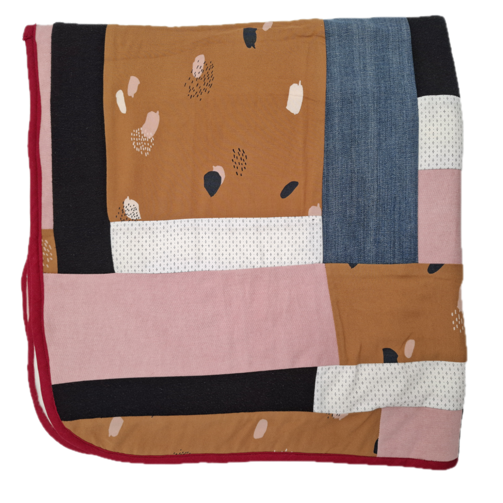 Einschlagdecke Patchwork, Individuelle Erinnerungsstücke und Trost aus Stoff aus Kleidung von Verstorbenen und geliebten Fellnasen. Nadine Miesenburg von der Blauzone