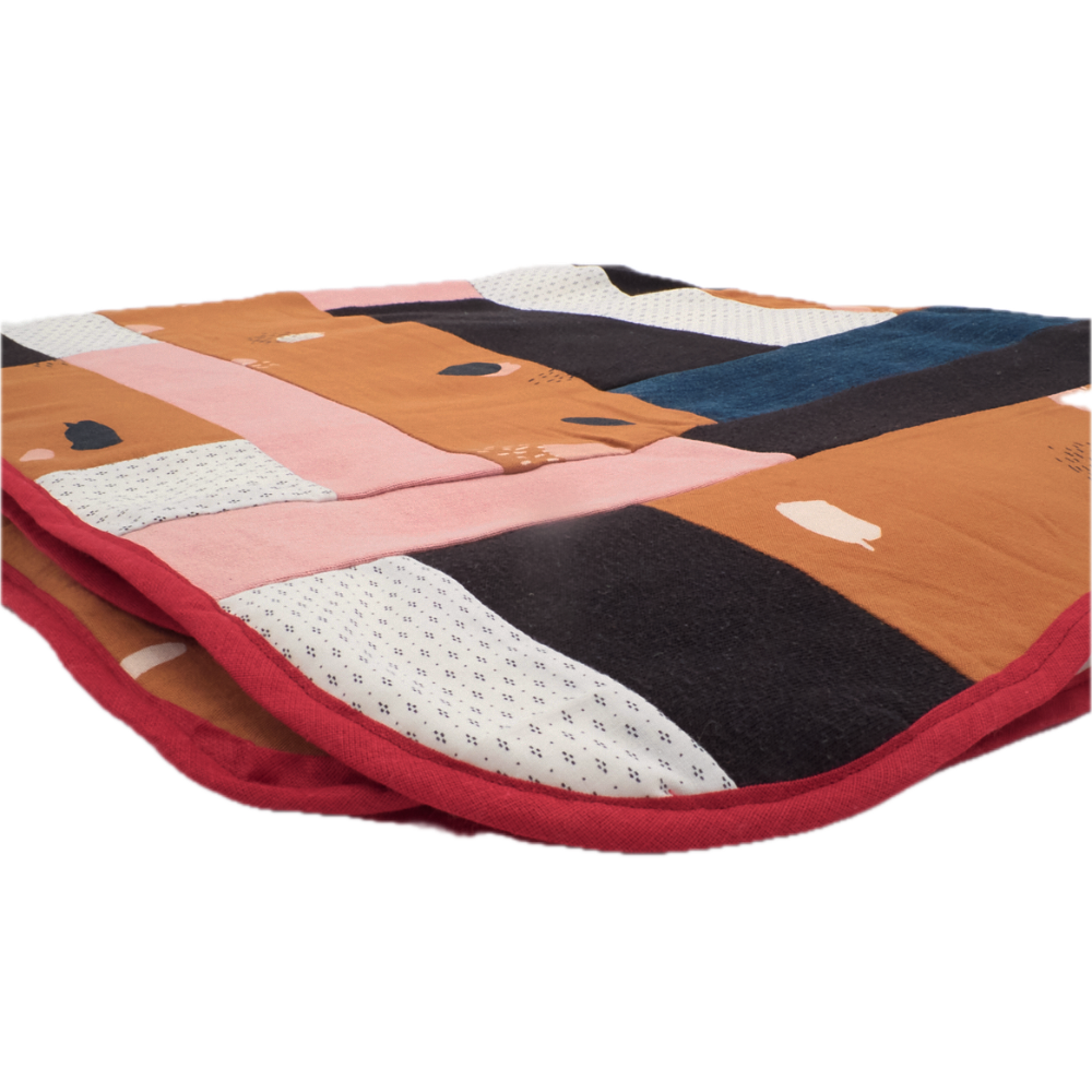 Einschlagdecke Patchwork Deatail, Individuelle Erinnerungsstücke und Trost aus Stoff aus Kleidung von Verstorbenen und geliebten Fellnasen. Nadine Miesenburg von der Blauzone