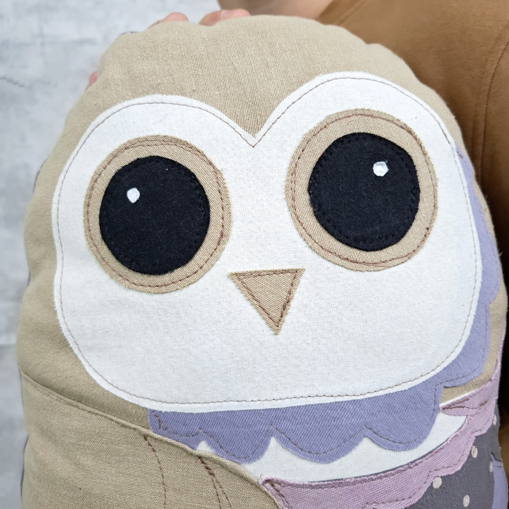 Kuschelkissen-Eule. Individuelle Erinnerungsstücke und Trost aus Stoff aus Kleidung von Verstorbenen und geliebten Haustieren. Nadine Miesenburg von der Blauzone