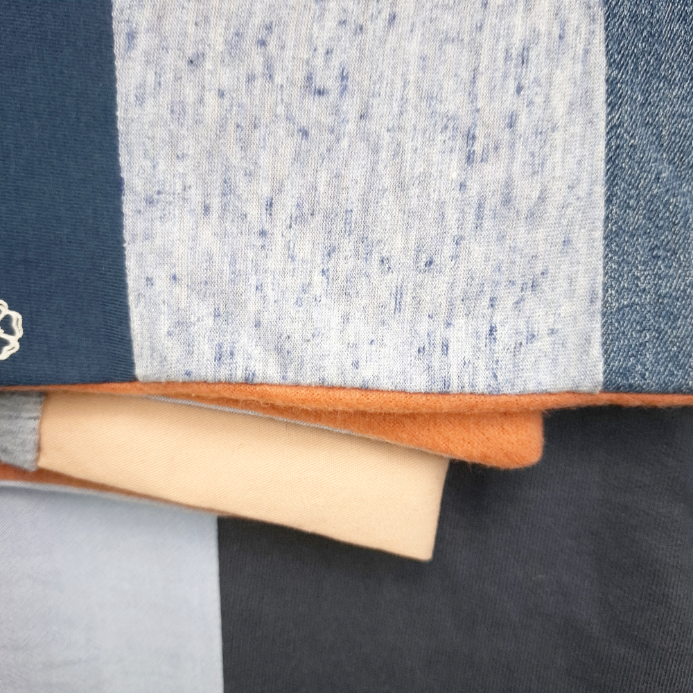 Patchworkdecke Detail, Individuelle Erinnerungsstücke und Trost aus Stoff aus Kleidung von Verstorbenen und geliebten Fellnasen. Nadine Miesenburg von der Blauzone